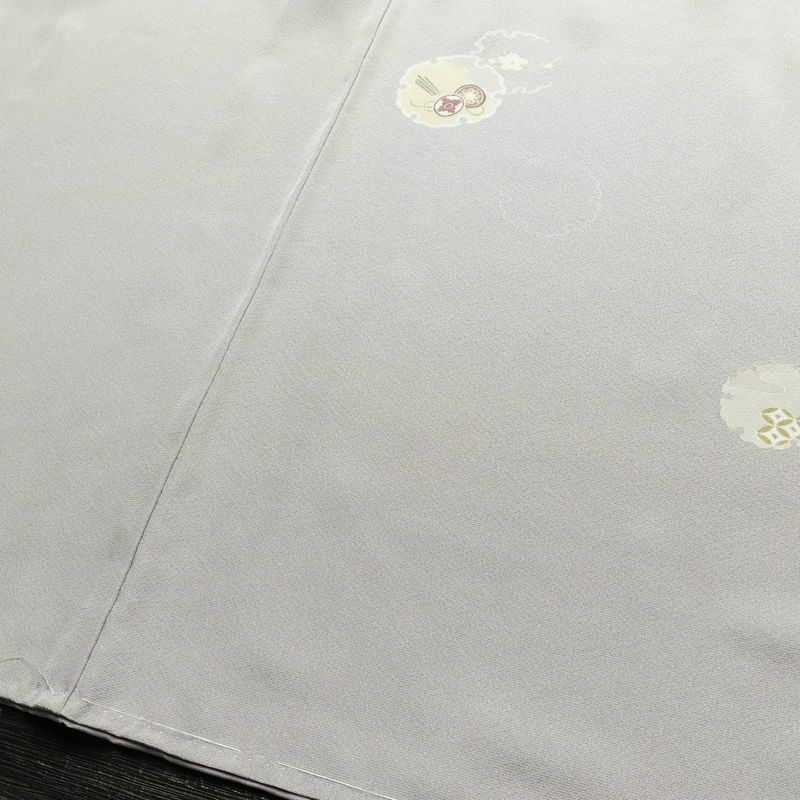 付け下げ 美品 しつけ糸付き 縮緬 正絹 古典柄 袷仕立て 身丈152.5cm 裄丈65cm リサイクル着物 着物 入学式 卒業式 七五三 お宮参り フォーマル シンプル 上品 雪輪 金駒刺繍 グレー_画像13