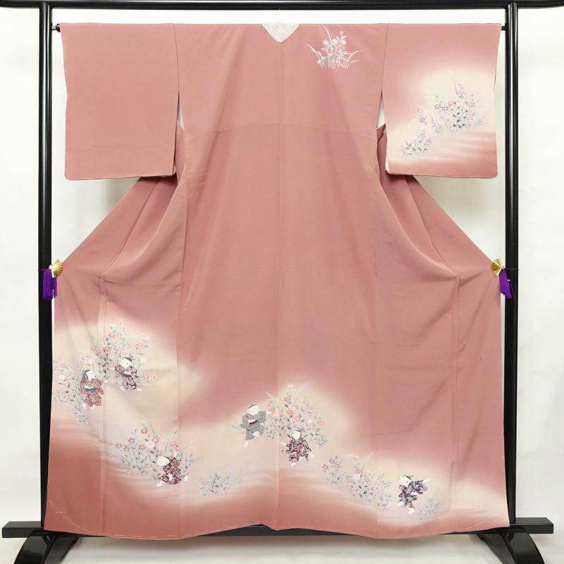 訪問着 美品 落款入り しつけ糸付き 友禅 縮緬 一つ紋付き 正絹 人物・動物柄 袷仕立て 身丈158.5cm 裄丈66.5cm リサイクル着物 着物 作家物 手描き 入学式 卒業式 七五三 お宮参り フォーマル モダン 上品 ピンク_画像1