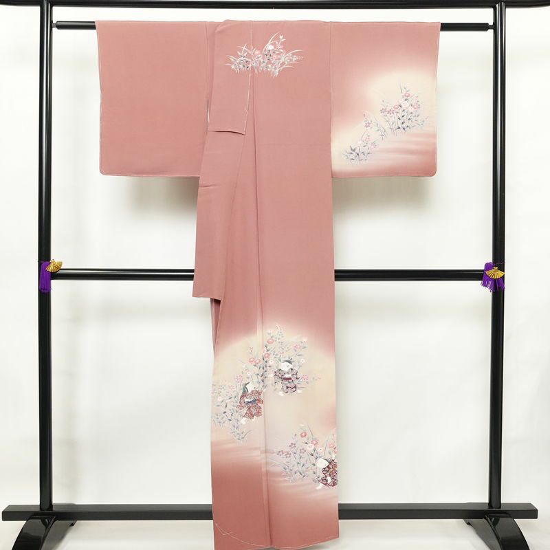 訪問着 美品 落款入り しつけ糸付き 友禅 縮緬 一つ紋付き 正絹 人物・動物柄 袷仕立て 身丈158.5cm 裄丈66.5cm リサイクル着物 着物 作家物 手描き 入学式 卒業式 七五三 お宮参り フォーマル モダン 上品 ピンク_画像2