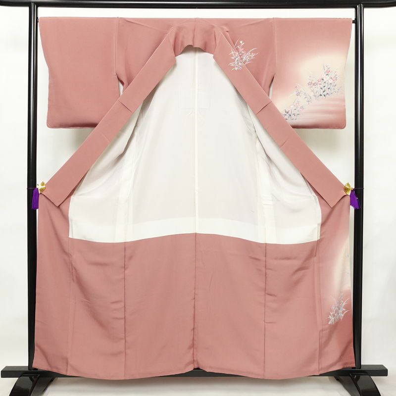 訪問着 美品 落款入り しつけ糸付き 友禅 縮緬 一つ紋付き 正絹 人物・動物柄 袷仕立て 身丈158.5cm 裄丈66.5cm リサイクル着物 着物 作家物 手描き 入学式 卒業式 七五三 お宮参り フォーマル モダン 上品 ピンク_画像3