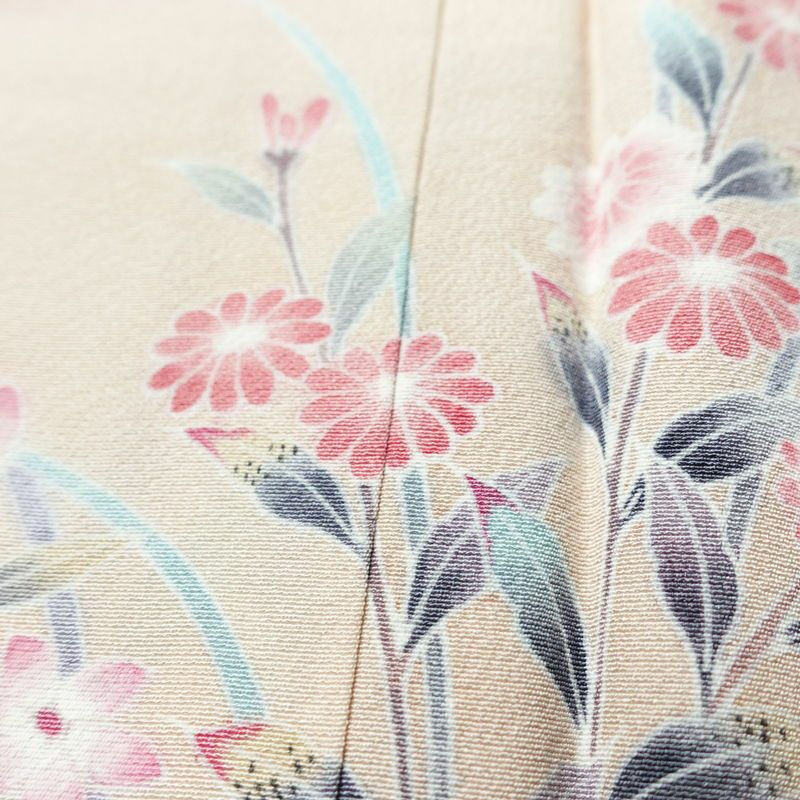 訪問着 美品 落款入り しつけ糸付き 友禅 縮緬 一つ紋付き 正絹 人物・動物柄 袷仕立て 身丈158.5cm 裄丈66.5cm リサイクル着物 着物 作家物 手描き 入学式 卒業式 七五三 お宮参り フォーマル モダン 上品 ピンク_画像9