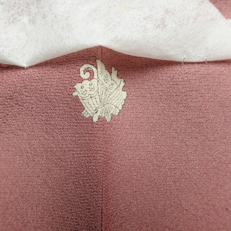 訪問着 美品 落款入り しつけ糸付き 友禅 縮緬 一つ紋付き 正絹 人物・動物柄 袷仕立て 身丈158.5cm 裄丈66.5cm リサイクル着物 着物 作家物 手描き 入学式 卒業式 七五三 お宮参り フォーマル モダン 上品 ピンク_画像15