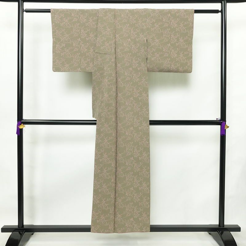 小紋 落款入り 縮緬 総柄 正絹 花柄 袷仕立て 身丈151cm 裄丈63cm リサイクル着物 着物 モダン 緑・うぐいす色_画像2