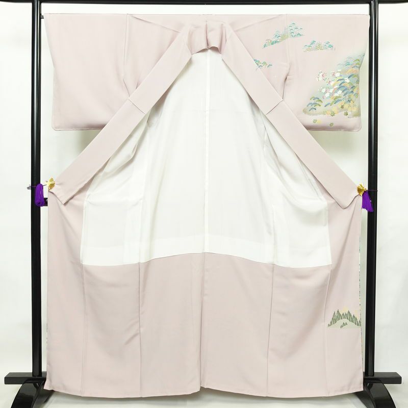 訪問着 美品 しつけ糸付き 縮緬 一つ紋付き 正絹 風景柄 袷仕立て 身丈164cm 裄丈67cm リサイクル着物 着物 共八掛 入学式 卒業式 七五三 お宮参り フォーマル 上品 紅葉 松 桜 紫・藤色_画像3