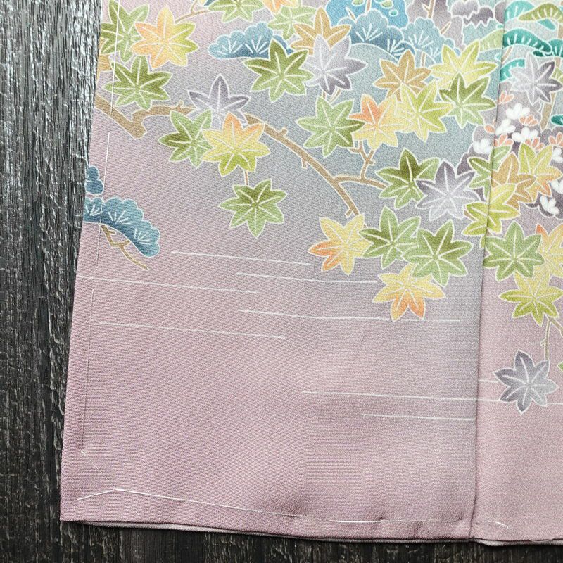 訪問着 美品 しつけ糸付き 縮緬 一つ紋付き 正絹 風景柄 袷仕立て 身丈164cm 裄丈67cm リサイクル着物 着物 共八掛 入学式 卒業式 七五三 お宮参り フォーマル 上品 紅葉 松 桜 紫・藤色_画像11