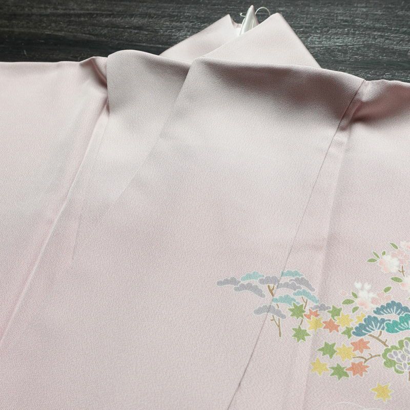 訪問着 美品 しつけ糸付き 縮緬 一つ紋付き 正絹 風景柄 袷仕立て 身丈164cm 裄丈67cm リサイクル着物 着物 共八掛 入学式 卒業式 七五三 お宮参り フォーマル 上品 紅葉 松 桜 紫・藤色_画像17