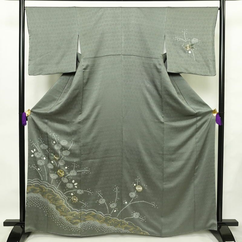 付け下げ 美品 しつけ糸付き 金駒刺繍 綸子 絞り 正絹 古典柄 袷仕立て 身丈165.5cm 裄丈67.5cm リサイクル着物 着物 刺繍 箔 金彩 菊 緑・うぐいす色_画像1