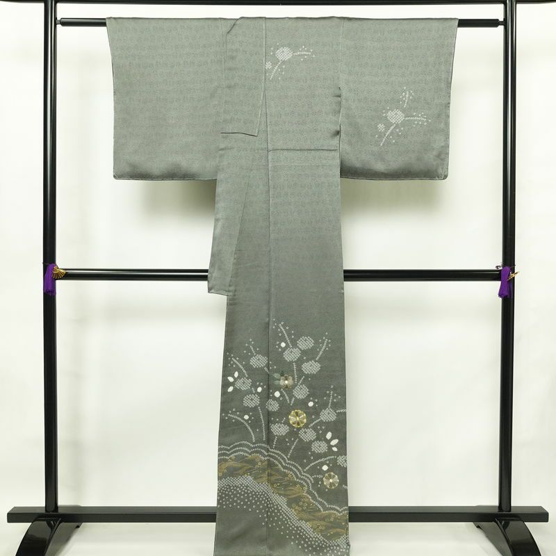 付け下げ 美品 しつけ糸付き 金駒刺繍 綸子 絞り 正絹 古典柄 袷仕立て 身丈165.5cm 裄丈67.5cm リサイクル着物 着物 刺繍 箔 金彩 菊 緑・うぐいす色_画像2