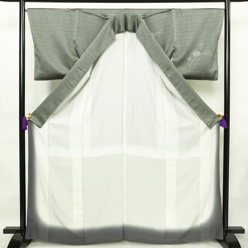 付け下げ 美品 しつけ糸付き 金駒刺繍 綸子 絞り 正絹 古典柄 袷仕立て 身丈165.5cm 裄丈67.5cm リサイクル着物 着物 刺繍 箔 金彩 菊 緑・うぐいす色_画像3