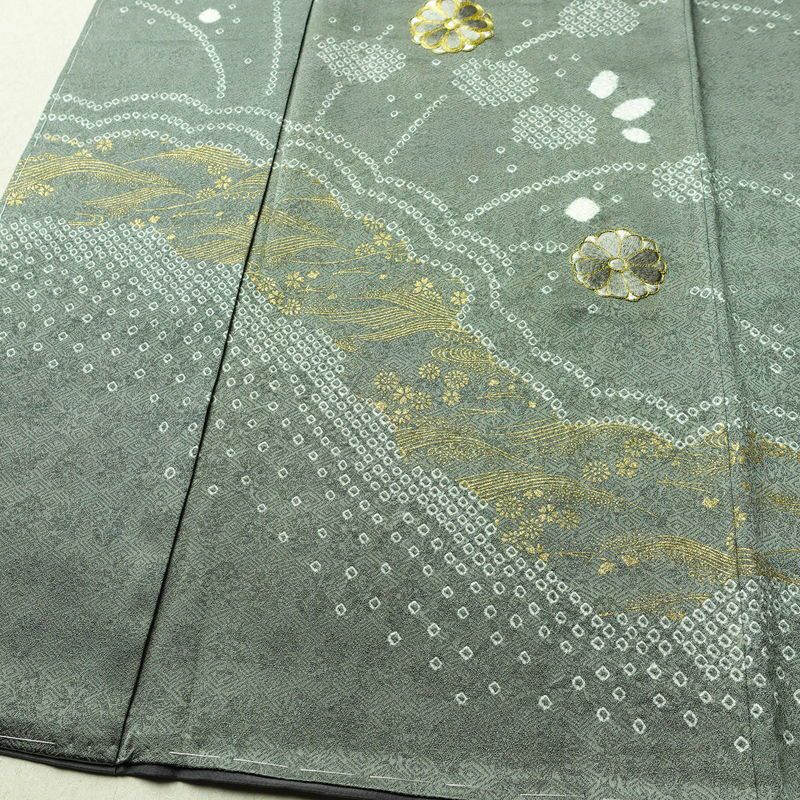 付け下げ 美品 しつけ糸付き 金駒刺繍 綸子 絞り 正絹 古典柄 袷仕立て 身丈165.5cm 裄丈67.5cm リサイクル着物 着物 刺繍 箔 金彩 菊 緑・うぐいす色_画像4