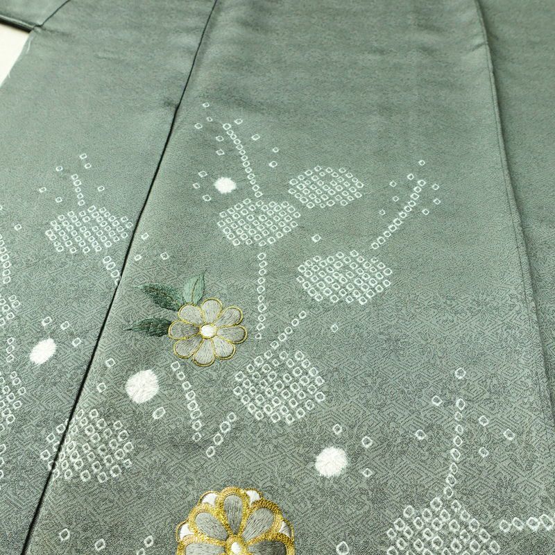 付け下げ 美品 しつけ糸付き 金駒刺繍 綸子 絞り 正絹 古典柄 袷仕立て 身丈165.5cm 裄丈67.5cm リサイクル着物 着物 刺繍 箔 金彩 菊 緑・うぐいす色_画像5