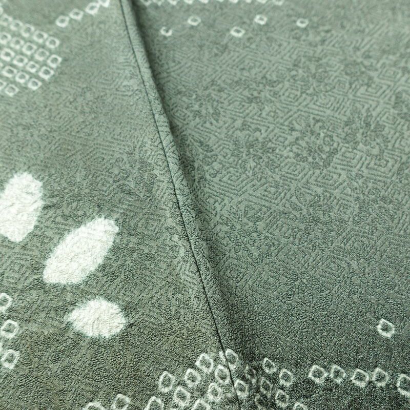 付け下げ 美品 しつけ糸付き 金駒刺繍 綸子 絞り 正絹 古典柄 袷仕立て 身丈165.5cm 裄丈67.5cm リサイクル着物 着物 刺繍 箔 金彩 菊 緑・うぐいす色_画像11