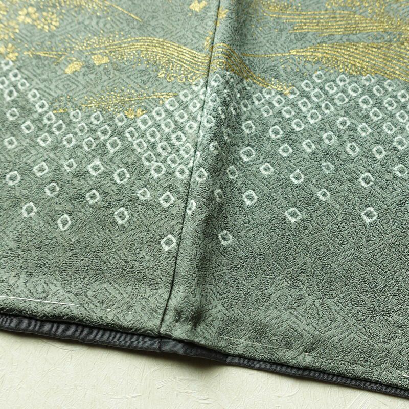 付け下げ 美品 しつけ糸付き 金駒刺繍 綸子 絞り 正絹 古典柄 袷仕立て 身丈165.5cm 裄丈67.5cm リサイクル着物 着物 刺繍 箔 金彩 菊 緑・うぐいす色_画像12