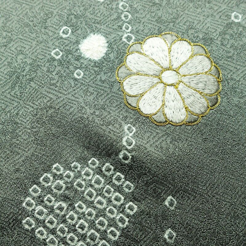 付け下げ 美品 しつけ糸付き 金駒刺繍 綸子 絞り 正絹 古典柄 袷仕立て 身丈165.5cm 裄丈67.5cm リサイクル着物 着物 刺繍 箔 金彩 菊 緑・うぐいす色_画像14