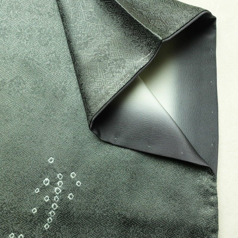 付け下げ 美品 しつけ糸付き 金駒刺繍 綸子 絞り 正絹 古典柄 袷仕立て 身丈165.5cm 裄丈67.5cm リサイクル着物 着物 刺繍 箔 金彩 菊 緑・うぐいす色_画像16