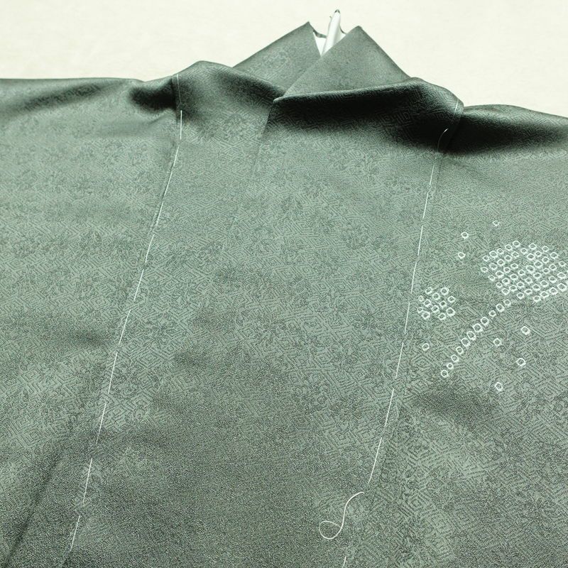 付け下げ 美品 しつけ糸付き 金駒刺繍 綸子 絞り 正絹 古典柄 袷仕立て 身丈165.5cm 裄丈67.5cm リサイクル着物 着物 刺繍 箔 金彩 菊 緑・うぐいす色_画像17