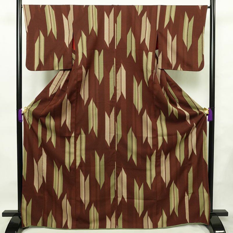 小紋 ポリエステル 古典柄 袷仕立て 身丈169cm 裄丈66.5cm リサイクル着物 着物 矢羽 モダン 茶_画像1