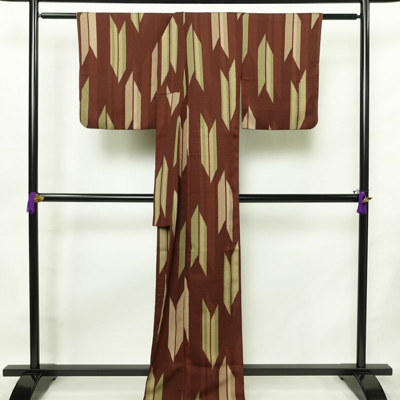 小紋 ポリエステル 古典柄 袷仕立て 身丈169cm 裄丈66.5cm リサイクル着物 着物 矢羽 モダン 茶_画像2