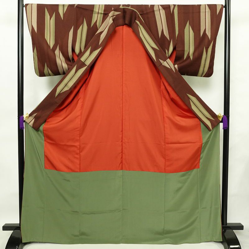 小紋 ポリエステル 古典柄 袷仕立て 身丈169cm 裄丈66.5cm リサイクル着物 着物 矢羽 モダン 茶_画像3