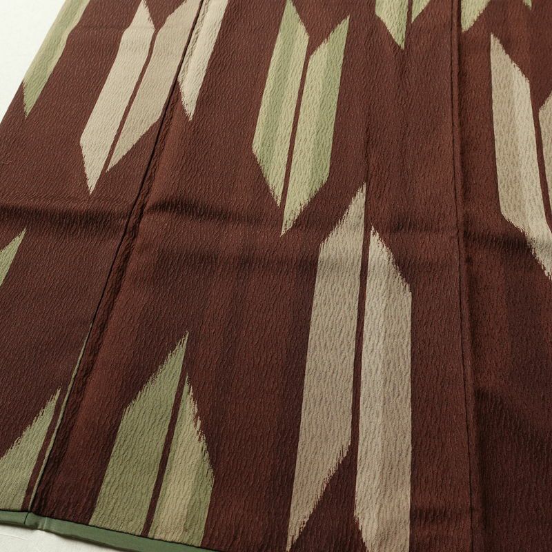 小紋 ポリエステル 古典柄 袷仕立て 身丈169cm 裄丈66.5cm リサイクル着物 着物 矢羽 モダン 茶_画像4