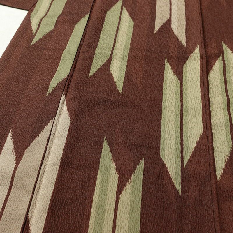 小紋 ポリエステル 古典柄 袷仕立て 身丈169cm 裄丈66.5cm リサイクル着物 着物 矢羽 モダン 茶_画像5