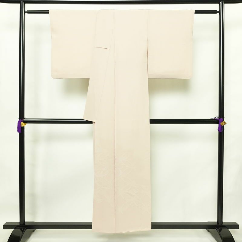 色無地 裾模様あり 一つ紋付き 正絹 古典柄 袷仕立て 身丈153.5cm 裄丈65cm リサイクル着物 着物 入学式 卒業式 七五三 お宮参り フォーマル シンプル 上品 ピンク_画像2