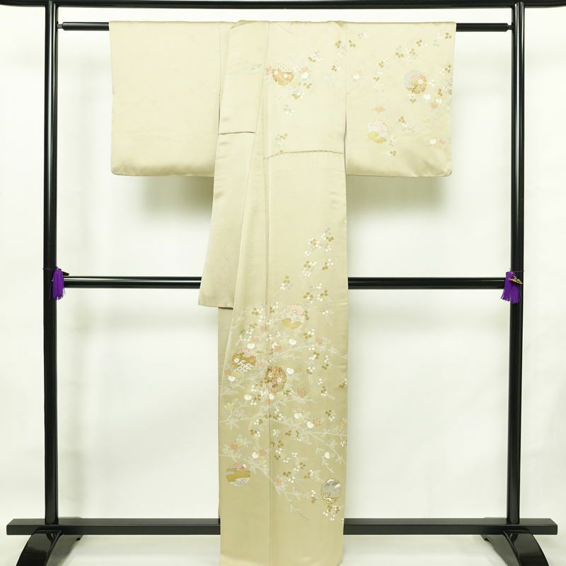 訪問着 綸子 金駒刺繍 一つ紋付き 正絹 木の葉・植物柄 袷仕立て 身丈161.5cm 裄丈65.5cm リサイクル着物 着物 箔 共八掛 入学式 卒業式 七五三 パーティー お宮参り フォーマル 雪輪 萩 ベージュ 緑・うぐいす色_画像2