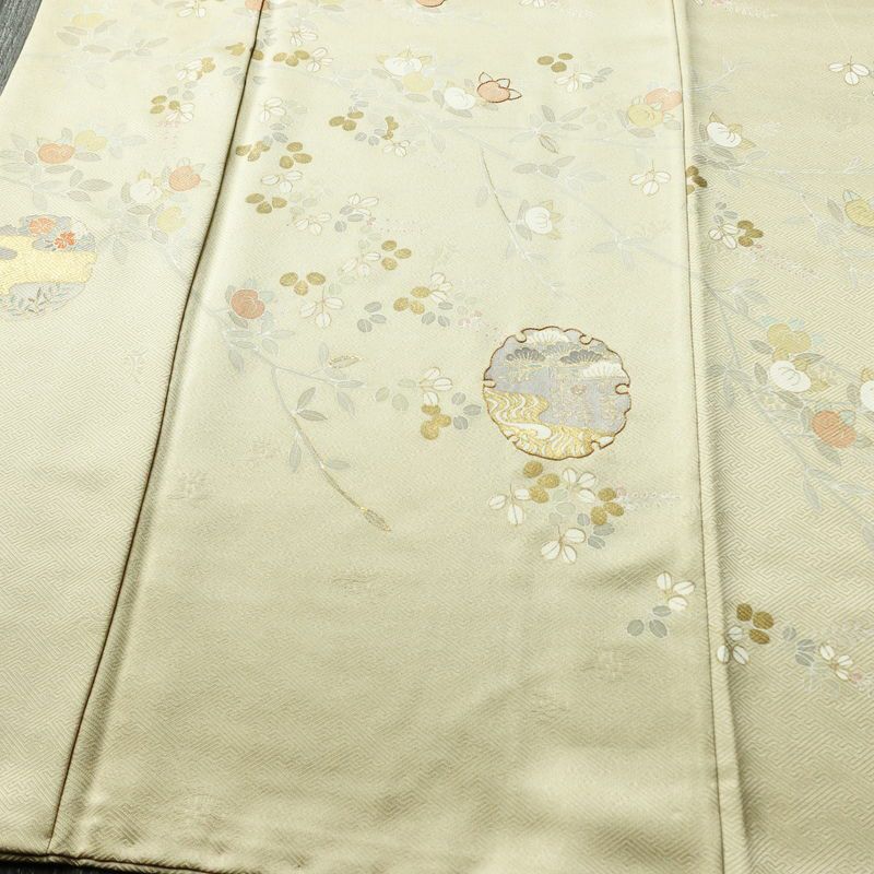 訪問着 綸子 金駒刺繍 一つ紋付き 正絹 木の葉・植物柄 袷仕立て 身丈161.5cm 裄丈65.5cm リサイクル着物 着物 箔 共八掛 入学式 卒業式 七五三 パーティー お宮参り フォーマル 雪輪 萩 ベージュ 緑・うぐいす色_画像4