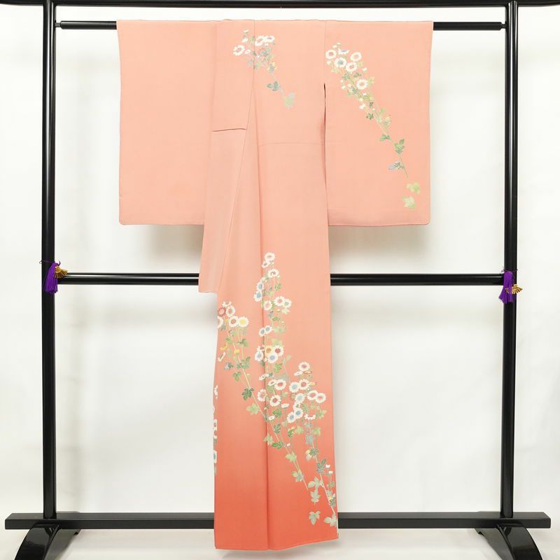 訪問着 落款入り 縮緬 一つ紋付き 正絹 花柄 袷仕立て 身丈156.5cm 裄丈63cm リサイクル着物 着物 作家物 共八掛 パーティー フォーマル 菊 ピンク_画像2