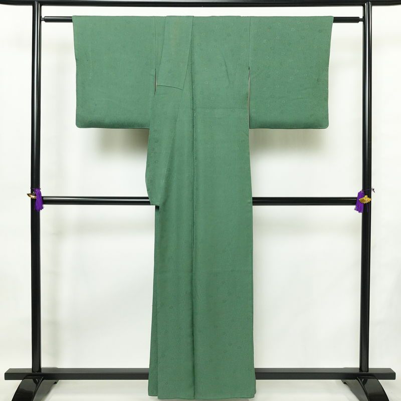 色無地 一つ紋付き 正絹 花柄 袷仕立て 身丈159.5cm 裄丈68cm リサイクル着物 着物 お茶会 シンプル 菊 緑・うぐいす色_画像2