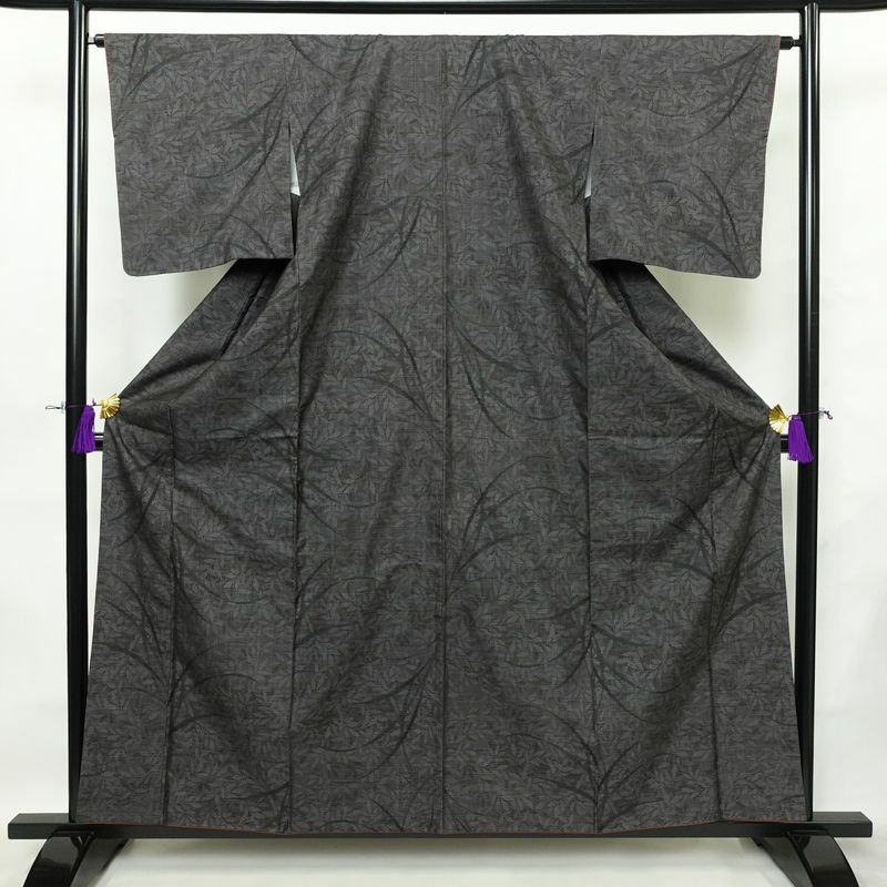 本場大島紬 大島紬 都喜ヱ門 良品 純泥染 正絹 木の葉・植物柄 袷仕立て 身丈160cm 裄丈64cm リサイクル着物 一部しつけ糸付き 着物 モダン 洒落 茶_画像1