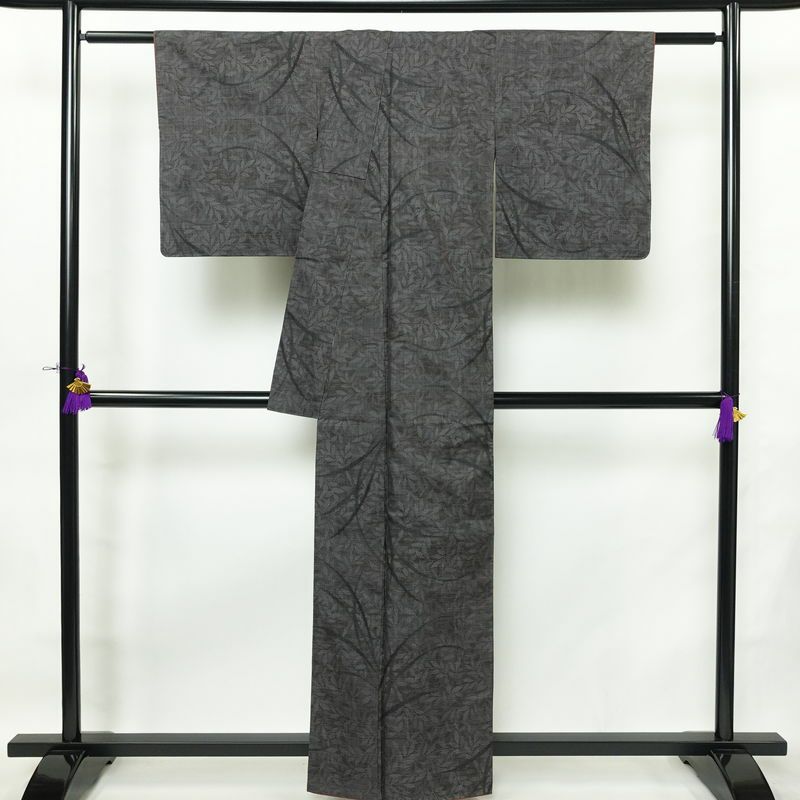 本場大島紬 大島紬 都喜ヱ門 良品 純泥染 正絹 木の葉・植物柄 袷仕立て 身丈160cm 裄丈64cm リサイクル着物 一部しつけ糸付き 着物 モダン 洒落 茶_画像2