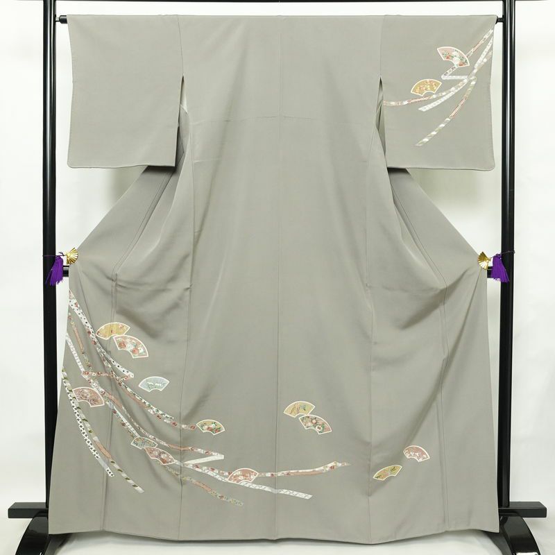 訪問着 良品 スワトウ刺繍 縮緬 正絹 古典柄 袷仕立て 身丈164.5cm 裄丈65cm リサイクル着物 着物 刺繍 共八掛 金糸 入学式 卒業式 結婚式 七五三 パーティー お宮参り フォーマル 上品 扇面 紅葉 菖蒲 松 菊 グレー_画像1