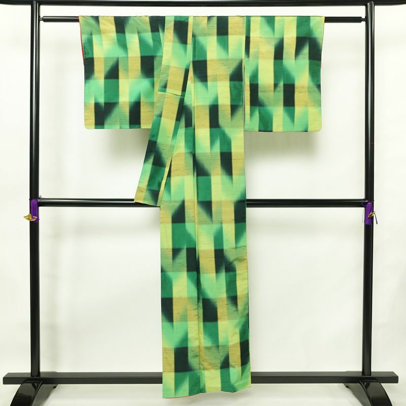 紬 正絹 チェック・格子柄 袷仕立て 身丈155cm 裄丈63cm リサイクル着物 着物 つむぎ モダン 緑・うぐいす色_画像2