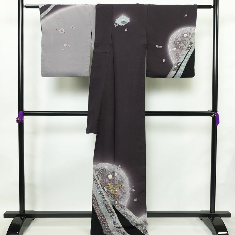 付け下げ 付下訪問着 良品 落款入り 金駒刺繍 縮緬 トールサイズ 正絹 古典柄 袷仕立て 身丈175cm 裄丈70cm リサイクル着物 着物 金彩 入学式 卒業式 七五三 パーティー フォーマル おしゃれ 紫・藤色_画像2