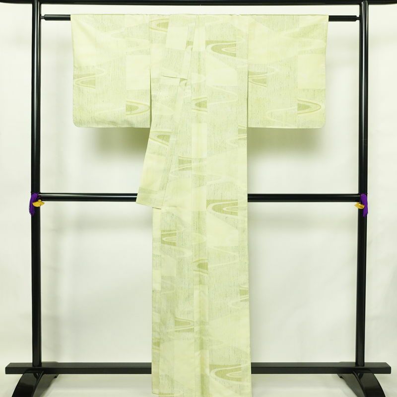 紬 良品 正絹 流水・波柄 袷仕立て 身丈162cm 裄丈64cm リサイクル着物 一部しつけ糸付き つむぎ 着物 緑・うぐいす色_画像2