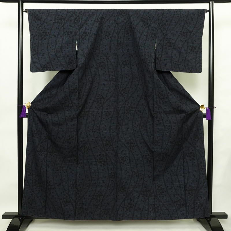 紬 美品 正絹 幾何学柄・抽象柄 袷仕立て 身丈160.5cm 裄丈65.5cm 一部しつけ糸付き 街着 カジュアル 粋 つむぎ着物 リサイクル着物 着物 青・紺_画像1