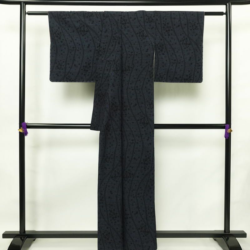 紬 美品 正絹 幾何学柄・抽象柄 袷仕立て 身丈160.5cm 裄丈65.5cm 一部しつけ糸付き 街着 カジュアル 粋 つむぎ着物 リサイクル着物 着物 青・紺_画像2