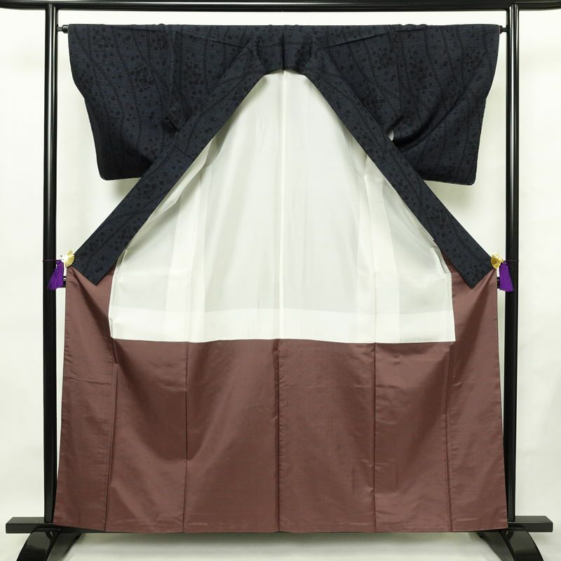 紬 美品 正絹 幾何学柄・抽象柄 袷仕立て 身丈160.5cm 裄丈65.5cm 一部しつけ糸付き 街着 カジュアル 粋 つむぎ着物 リサイクル着物 着物 青・紺_画像3