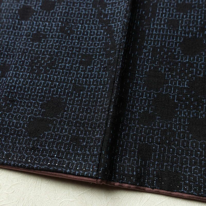 紬 美品 正絹 幾何学柄・抽象柄 袷仕立て 身丈160.5cm 裄丈65.5cm 一部しつけ糸付き 街着 カジュアル 粋 つむぎ着物 リサイクル着物 着物 青・紺_画像11