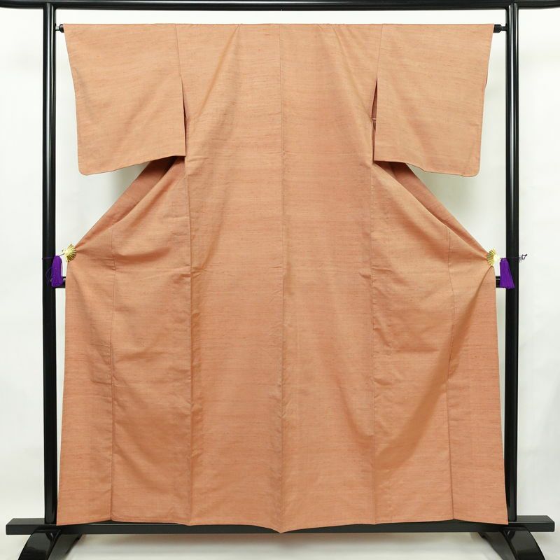 単衣 紬 良品 草木染 しつけ糸付き 正絹 無地 単衣仕立て 身丈158.5cm 裄丈64.5cm シンプル 着物 ピンクオレンジ 橙_画像1