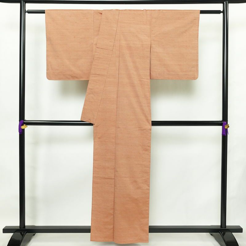 単衣 紬 良品 草木染 しつけ糸付き 正絹 無地 単衣仕立て 身丈158.5cm 裄丈64.5cm シンプル 着物 ピンクオレンジ 橙_画像2