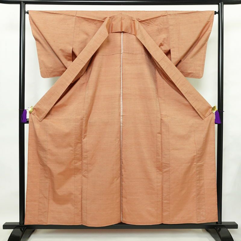 単衣 紬 良品 草木染 しつけ糸付き 正絹 無地 単衣仕立て 身丈158.5cm 裄丈64.5cm シンプル 着物 ピンクオレンジ 橙_画像3