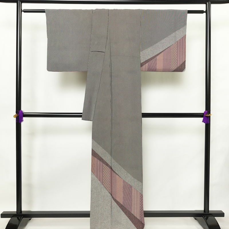 付け下げ 良品 縮緬 正絹 縞柄・線柄 袷仕立て 身丈163.5cm 裄丈67.5cm フォーマル パーティー モダン 粋 洒落 細縞 着物 黒_画像2