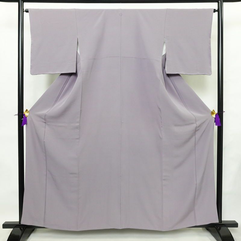 色無地 美品 本場奄美大島泥染 伝統染色 色泥染 証紙あり 丹後ちりめん しつけ糸付き 縮緬 一つ紋付き 正絹 無地 袷仕立て 身丈160cm 裄丈64.5cm 共八掛 フォーマル 着物 お茶会 紫・藤色_画像1