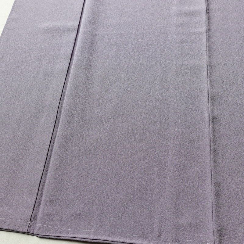 色無地 美品 本場奄美大島泥染 伝統染色 色泥染 証紙あり 丹後ちりめん しつけ糸付き 縮緬 一つ紋付き 正絹 無地 袷仕立て 身丈160cm 裄丈64.5cm 共八掛 フォーマル 着物 お茶会 紫・藤色_画像4