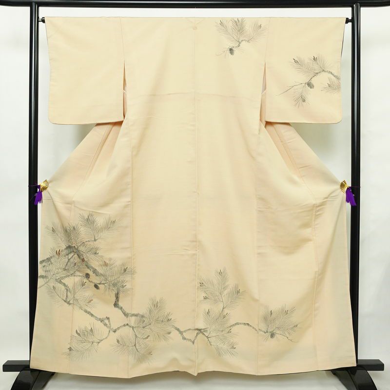 付け下げ 縮緬 一つ紋付き 正絹 木の葉・植物柄 袷仕立て 身丈159.5cm 裄丈64.5cm リサイクル着物 着物 刺繍 松 ベージュ_画像1