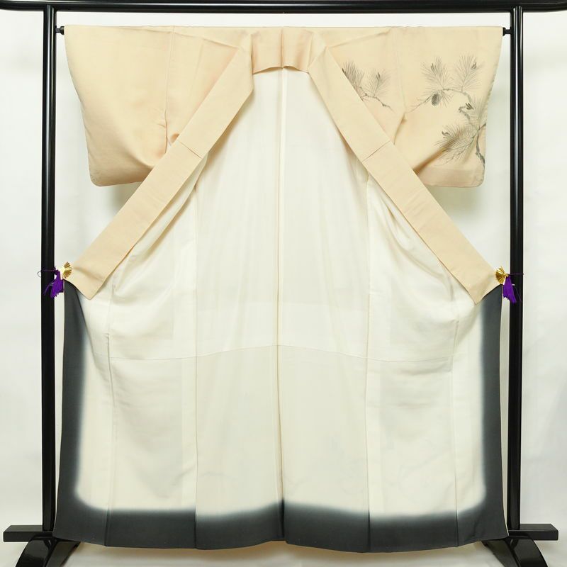 付け下げ 縮緬 一つ紋付き 正絹 木の葉・植物柄 袷仕立て 身丈159.5cm 裄丈64.5cm リサイクル着物 着物 刺繍 松 ベージュ_画像3