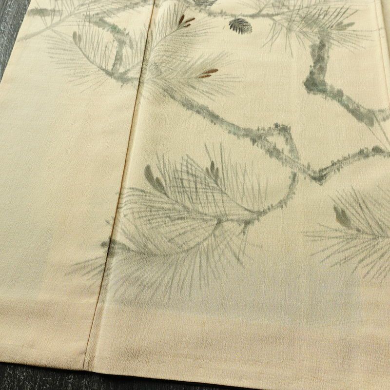 付け下げ 縮緬 一つ紋付き 正絹 木の葉・植物柄 袷仕立て 身丈159.5cm 裄丈64.5cm リサイクル着物 着物 刺繍 松 ベージュ_画像4