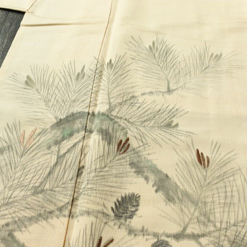 付け下げ 縮緬 一つ紋付き 正絹 木の葉・植物柄 袷仕立て 身丈159.5cm 裄丈64.5cm リサイクル着物 着物 刺繍 松 ベージュ_画像5